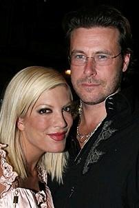 Tori Spelling Checks Out Chicago