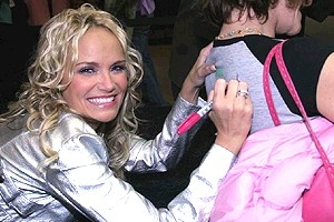 Kristin Chenoweth CD signing - Kristin Chenoweth (signing t-shirt)