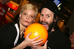 Photo Op - Second Stage Bowling benefit 2007 - Martha Plimpton - Josh Hamilton