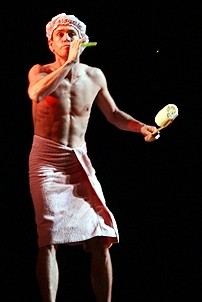 Photo Op - Easter Bonnet 2007 - Hugh Dancy (towel)