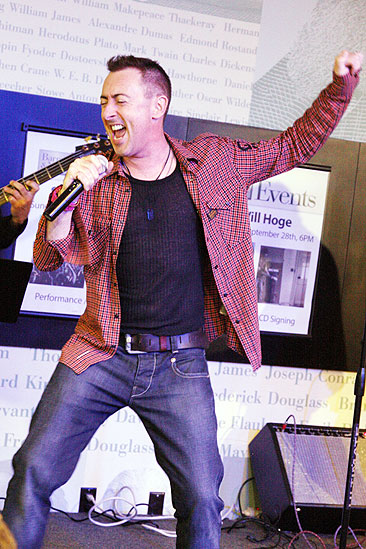 Alan Cumming CD signing – Alan Cumming (singing)