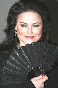 Delta Burke Millie Opening - Delta Burke (with fan)