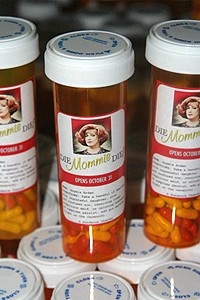 Die, Mommie, Die Party - Pills