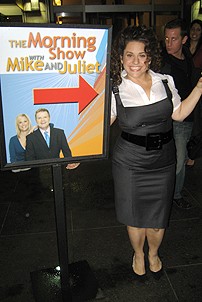 Photo Op - Marissa Jaret Winokur on Mike and Juliet Show - Marissa with arrow sign