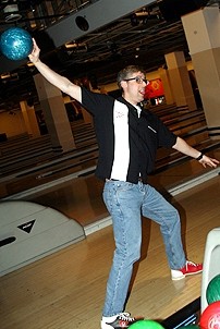 Photo Op - Second Stage Bowling benefit 2007 - Mo Rocca 2