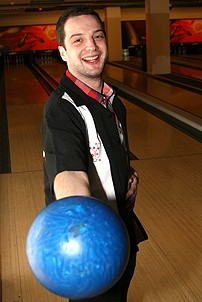 Photo Op - Second Stage Bowling benefit 2007 - Euan Morton 3