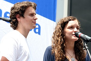 Photo Op - Broadway in Bryant Park 08-09-07 - Jonathan Groff - Jennifer Damiano 