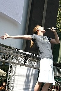 Photo Op - Broadway in Bryant Park 08-09-07 - Julia Murney 3