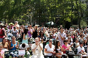 Photo Op - Broadway in Bryant Park 08-09-07 - crowd applauding