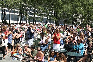 Photo Op - Broadway in Bryant Park 08-09-07 - crowd applauding 2