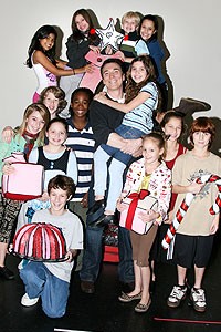 Photo Op - Grinch rehearsal 2007 - Patrick Page w/kids