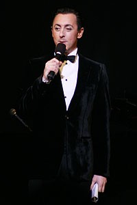 Photo Op - Only Make Believe 2007 - Alan Cumming onstage